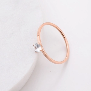 Anello minimalista in acciaio al titanio placcato oro rosa 18k con zircone a quattro griffe
