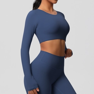 Détail du haut court de yoga à manches longues bleu marine et du legging taille haute