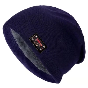 Gros plan du bonnet en tricot bleu marine avec doublure polaire grise et patch en cuir