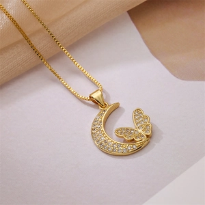Macro di collana con pendente a luna e farfalla dorata con zirconi su seta morbida