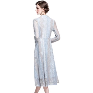 Abito midi a trapezio in pizzo azzurro con maniche lunghe mostrato dal retro del capo