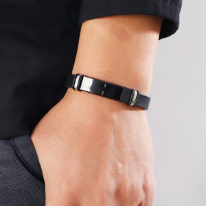 Bracciale minimalista da uomo in silicone nero con fibbia in acciaio inossidabile lucido