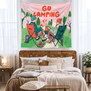 Détail de la tenture décorative Go Camping montrant une scène chaleureuse sur un mur de chambre