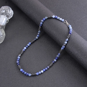 Collier pour hommes en perles de sodalite bleue et perles cylindriques en lave noire