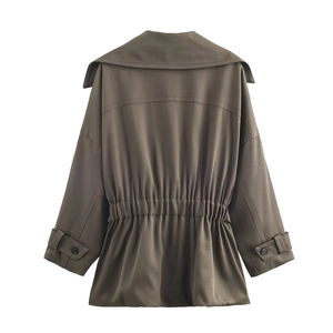 Veste courte style trench pour femme vert olive avec taille ceinturée et épaules tombantes