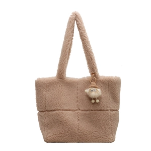 Khaki Shopper aus Teddy-Fleece mit Karomuster und flauschigem Taschenanhänger