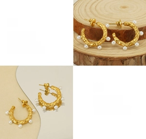 Détail des boucles d'oreilles en forme de C dorées avec texture lave et perles polies