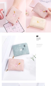 Vue détaillée du petit portefeuille zippé avec broderie mignonne et cuir PU souple