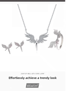 Détails du coffret bijoux ailes d'ange avec collier, boucles et bague en zircons