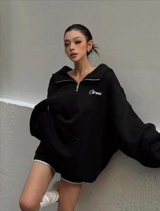 Dettaglio felpa nera oversize con ricamo Chronic, mezza zip e cappuccio