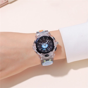 Gros plan d'une montre enfant astronaute avec cadran LED lumineux et bracelet en silicone