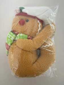 Peluche bonhomme en pain d'épices avec toque et écharpe rayée dans son emballage