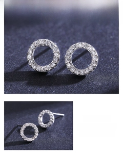 Vue macro de boucles d'oreilles anneaux en argent 925 avec pavage de cristaux