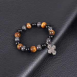 Bracelet en œil de tigre et obsidienne avec pendentif papillon sur cuir noir