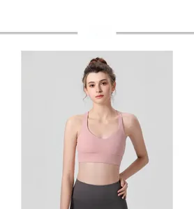 Vue de face du soutien-gorge de sport rose clair à fort impact pour le fitness et yoga