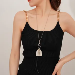 Collier avec pendentif sac à main argenté serti de diamants et décor de franges noires