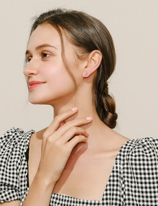 Nahaufnahme von minimalistischen S925 Sterling Silber Opal Ohrsteckern am Model