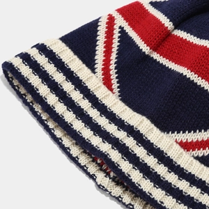 Dettaglio della trama in maglia a coste spessa con strisce blu navy, rosso e beige