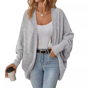 Dettaglio del cardigan grigio in maglia con trama a coste, maniche a pipistrello e taglio ampio