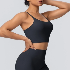 Détail de la brassière de sport noire à bretelles et du legging de yoga à taille haute