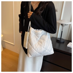 Dettaglio borsa shopper bianca trapuntata con pochette coordinata e tracolla a catena