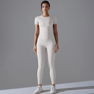 Dettaglio del set yoga aderente che mostra il tessuto elastico e la texture raffinata