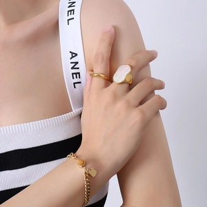 Anello minimalista placcato oro 18K con inserto in madreperla su modella donna