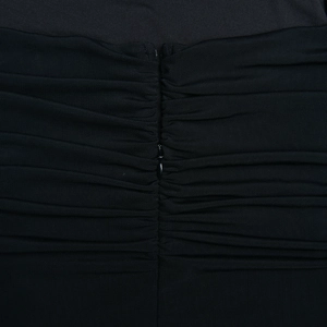 Détail du design froncé au dos avec fermeture éclair invisible sur une robe noire ajustée