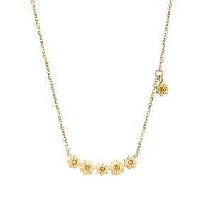 Détail du collier marguerite dorée avec cinq breloques fleurs sur un fond blanc épuré