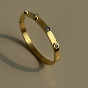 Brazalete de ojo turco chapado en oro de 18k con esmalte azul y circonitas brillantes