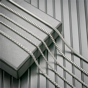 Detalle de cadenas de acero de titanio plateado incluyendo estilos serpiente, box y cordón