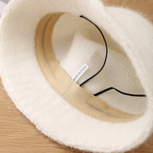 Chapeau cloche d'hiver en laine blanche avec cordon intérieur réglable et texture pelucheuse