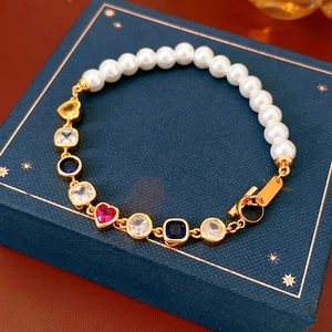 Details von Vintage-Perlenarmband mit bunten Zirkonia und goldenem OT-Verschluss-Design
