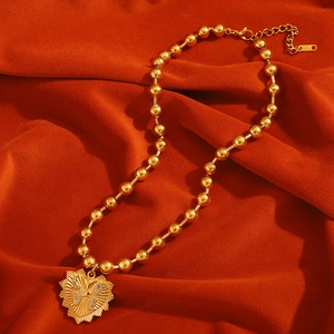 Dettaglio del ciondolo a cuore placcato oro 18K con incisione LOVE su seta arancione