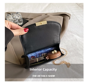 Vista interior del bolso de cadena en cuero PU negro con espacio para cosméticos