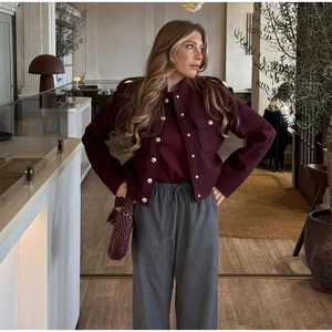 Veste courte bordeaux à col montant et boutons dorés pour un look chic et décontracté