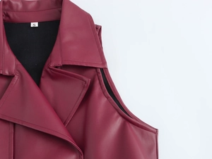 Detail van de revers en maat S label op de wijnrode PU-lederen mouwloze maxi-jurk