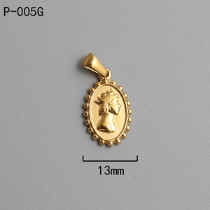 Dettaglio macro del ciondolo a moneta romana ovale 13mm placcato oro 18K con rilievo