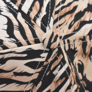 Detailaufnahme der Tiger-Print-Kappe mit robuster Canvas-Textur und oberem Knopf-Detail
