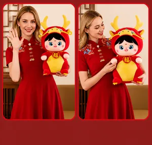 Peluche drago dello zodiaco cinese mostrato nel confronto tra le taglie 43 cm e 53 cm.