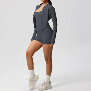 Ensemble de fitness 3 pièces gris foncé avec veste zippée, débardeur et short avec poches