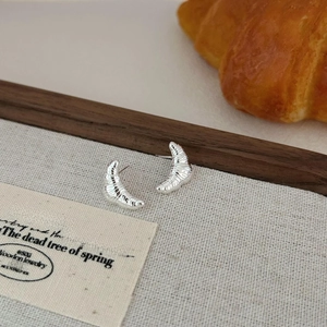 Minimalist S925 sterling silver croissant stud earrings with glossy spiral texture