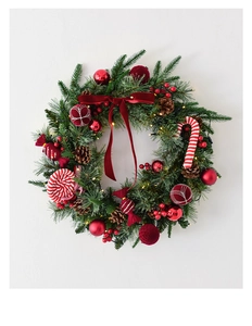 Dettaglio di ghirlanda natalizia 45cm con luci LED, fiocchi rossi e decorazioni dolci