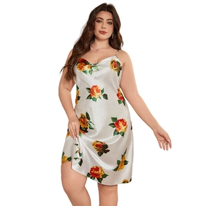 Nuisette satinée grande taille à imprimé roses jaunes et finition brillante lisse