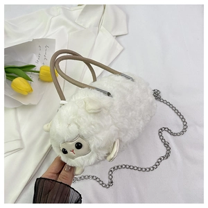 Dettaglio borsa a mano a forma di pecora in peluche bianco con catena in metallo