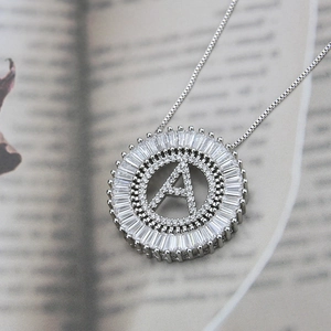 Collana placcata argento con lettera A e ciondolo in zirconi su libro aperto