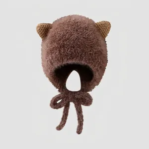 Dettaglio del cappello invernale in peluche marrone per bambini con paraorecchie