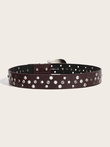 Dettaglio cintura marrone scuro texture coccodrillo con borchie a stella e anelli