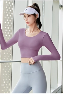 Detail von High-Waist Yoga-Leggings und lila langärmeligem Crop-Top Set