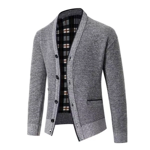 Klassische graue Herren-Strickjacke mit Knopfverschluss und Karofutter-Detail